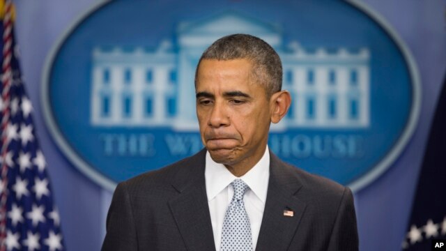 El presidente Barack Obama hace una pausa durante declaraciones en la sala de prensa de la Casa Blanca sobre los ataques en París, el 13 de noviembre de 2015.