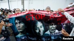 ရိုဟင်ဂျာအရေး ထောက်ခံ ဆန္ဒပြပွဲ ပြုလုပ်နေစဉ် (ဘန်ကောက်၊ မြန်မာသံရုံးရှေ့)