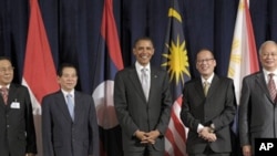 President Barack Obama, center, is joined for a photo with ASEAN leaders, from left, Lao President Choummaly Sayasone, Vietnam Priesident Nguyen Minh Triet, Philippines President Benigno Aquino III, and Malaysian Prime Minister Najib Raza, before a lunche
