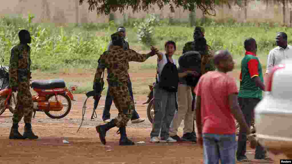 Des soldats du Régiment de la sécurité présidentielle chargent des manifestants et des journalistes à l'hôtel Laico à Ouagadougou, au Burkina Faso, 20 septembre 2015.