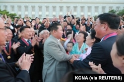 Pemimpin Korea Utara Kim Jong Un menyapa orang-orang pada saat peringatan ke-73 berdirinya Korea Utara di Pyongyang pada 9 September 2021. (Foto: KCNA via REUTERS)