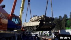 Доправлення американського танку M1 Abrams в Латвії для участі в операції НАТО Atlantic Resolve, Гаркалне, Латвія, 8 лютого 2017. REUTERS/Ints Kalnins