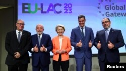 Líderes europeos y latinoamericanos celebran el inicio de una cumbre en Bruselas, Bélgica, el lunes, 17 de julio de 2023.