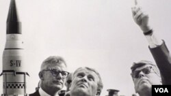 El presidente John F. Kennedy, a la derecha en la foto, durante una visita a Cabo Cañaveral.