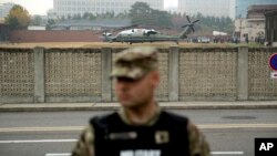 Los helicópteros presidenciales confirmaron que el presidente Donald Trump regresó al cuartel de Yongsan, Seúl, Corea del Sur, el 8 de noviembre de 2017, después de intentar visitar la zona desmilitarizada (DMZ).