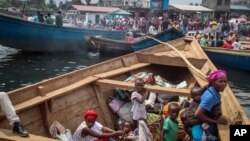 Orang-orang menaiki perahu untuk melarikan diri menyeberang Danau Kivu ke arah Provinsi Kivu Selatan, di pelabuhan Kituku, Goma, bagian timur Kongo, 28 Mei 2021.