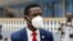 Le candidat à la présidence de l'opposition ougandaise Robert Kyagulanyi, connu sous le nom de Bobi Wine, arrive pour une conférence de presse à Kampala, en Ouganda, le 12 janvier 2021.