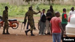 Des militaires de l'ex-RSP s'en prennent aux journalistes et aux passants à Ouagadougou, Burkina Faso, 20 septembre 2015. 