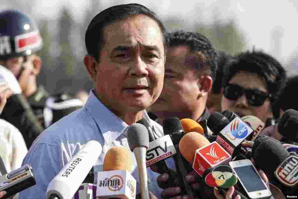 Tướng Prayuth Chan-ocha (giữa) Tư lệnh Quân đội Thái Lan trả lời các câu hỏi của nhà báo trong khi dự Ngày Thiếu Nhi của Thái Lan tại một căn cứ quân đội, ở Bangkok, Thái Lan, 11/1/14.