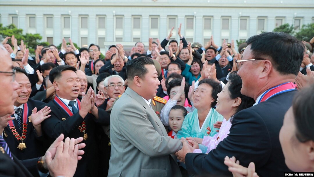 Pemimpin Korea Utara Kim Jong Un menyapa orang-orang pada saat peringatan ke-73 berdirinya Korea Utara di Pyongyang pada 9 September 2021. (Foto: KCNA via REUTERS)