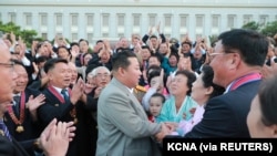 Pemimpin Korea Utara Kim Jong Un menyapa orang-orang pada saat peringatan ke-73 berdirinya Korea Utara di Pyongyang pada 9 September 2021. (Foto: KCNA via REUTERS)