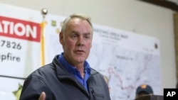 Menteri Dalam Negeri AS Ryan Zinke menjawab pertanyaan para wartawan dalam konferensi pers mengenai kebakaran lahan di Kota Paradise, California, 14 November 2018.