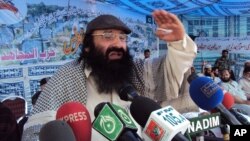 Syed Salahuddin, pemimpin tertinggi gerakan separatis melawan India, Hizbul Mujahideen, berpidato kepada pendukungnya di Muzaffarabad, wilayah Kashmir yang dikuasai Pakistan. (Foto: Dok)