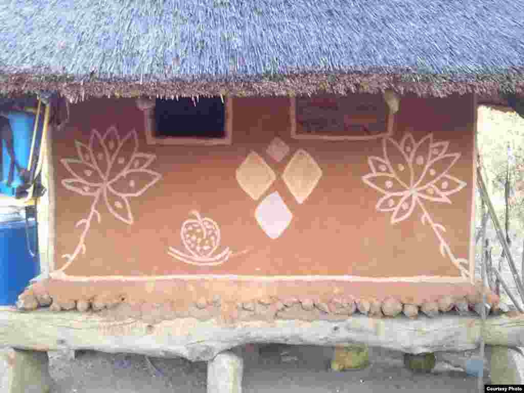 Granaries storing grains such as maize and millet are also decorated with various patterns.