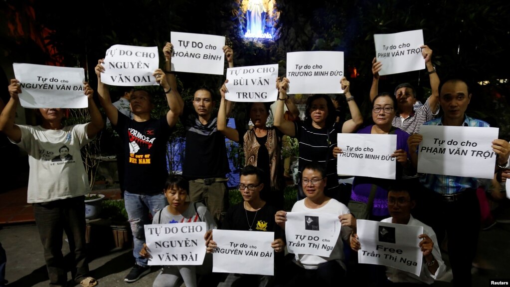 Tư liệu: Người thân và các nhà hoạt động kêu gọi trả tự do cho các nhà bất đồng chính kiến tại Hà Nội, ngày 27/8/2018.