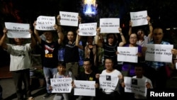 Người thân và các nhà hoạt động kêu gọi trả tự do cho các nhà bất đồng chính kiến tại Hà Nội, ngày 27/8/2018.