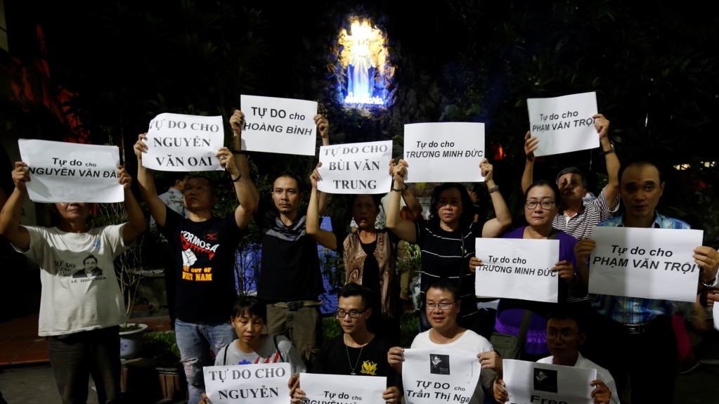 Ảnh tư liệu - Người thân và các nhà hoạt động kêu gọi trả tự do cho các nhà bất đồng chính kiến tại Hà Nội, ngày 27/8/2018.
