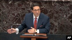 El abogado personal del presidente Donald Trump, Jay Sekulow, habla druante el juicio político al mandatario en el Senado de EE.UU. el lunes, 27 de enero de 2020.