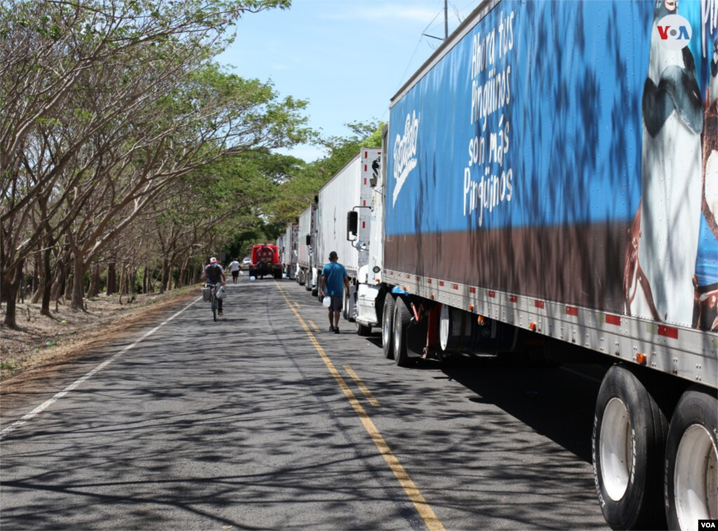 Los transportistas han dispuesto sus veh&#237;culos en fila mientras esperan para seguir camino. 