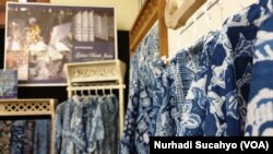 Busana batik menggunakan pewarna alami indigo atau daun nila. (Foto: Nurhadi Sucahyo/VOA)