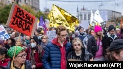 Demonstrasi di Kota Warsawa untuk menunjukkan solidaritas dengan para migran yang diusir ke perbatasan Polandia dengan Belarus, Minggu, 17 Oktober 2021. (Foto: Wotjek Radwanski/AFP)