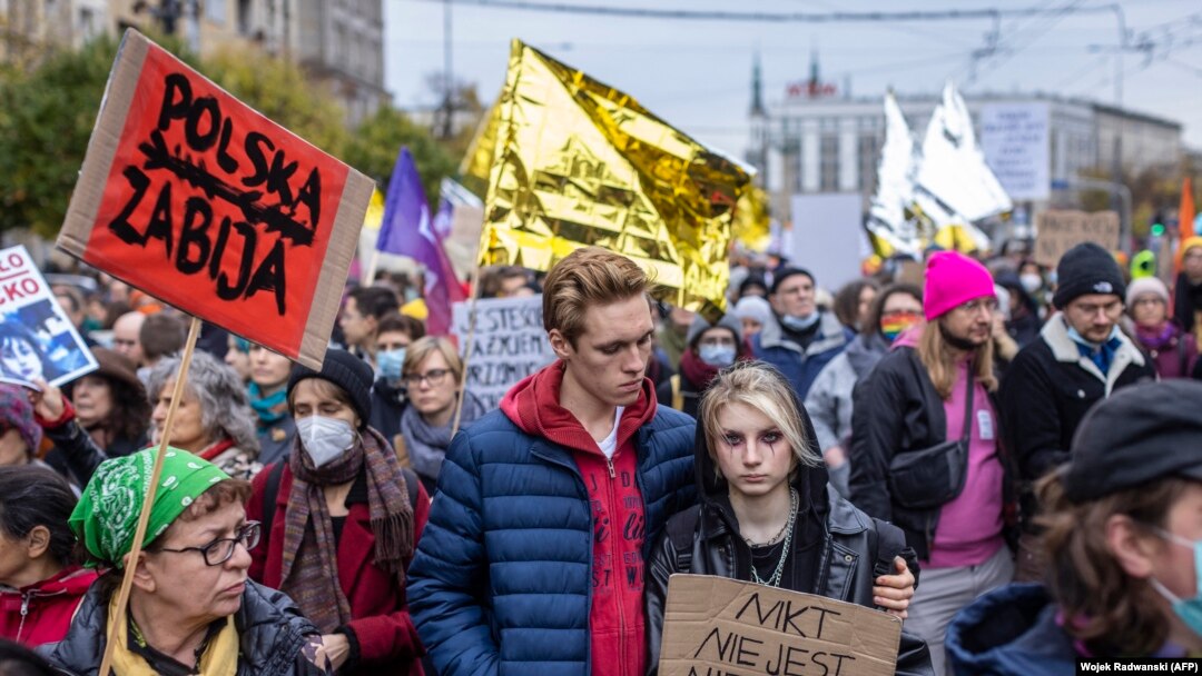 Demonstrasi di Kota Warsawa untuk menunjukkan solidaritas dengan para migran yang diusir ke perbatasan Polandia dengan Belarus, Minggu, 17 Oktober 2021. (Foto: Wotjek Radwanski/AFP)
