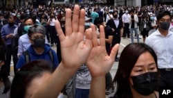 香港民众在中环举行抗议时举手表达“五项诉求缺一不可”。（2019年11月12日）