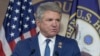 El representante Michael McCaul, republicano por Texas, se reúne con periodistas antes de una votación crucial sobre una resolución continua para mantener al gobierno financiado en sus niveles actuales, en el Capitolio de Washington, el martes 14 de noviembre de 2023. 