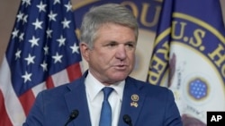 El representante Michael McCaul, republicano por Texas, se reúne con periodistas antes de una votación crucial sobre una resolución continua para mantener al gobierno financiado en sus niveles actuales, en el Capitolio de Washington, el martes 14 de noviembre de 2023. 