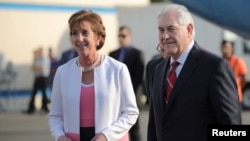 U.S. Secretary of State Rex Tillerson is welcomed by U.S. ambassador Roberta Jacobson as he arrives at Benito Juarez international Airport in Mexico City, Feb. 22, 2017. 