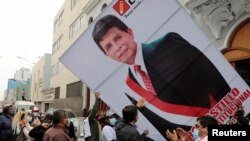 Partidarios del candidato de izquierda Pedro Castillo, portan una pancarta del aspirante a la presidencia del Perú en una manifestación pública en Lima el 7 de junio de 2021.