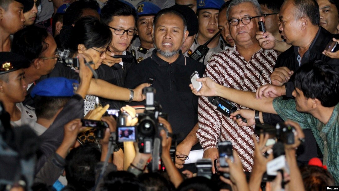 This Antara Foto image shows Bambang Widjojanto, center, deputy chairman of the the Anti-Corruption Commission, speaking to reporters after his release at police headquarters in Jakarta, Jan. 24, 2015.