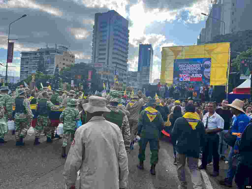 Soldados y civiles en marcha del gobierno