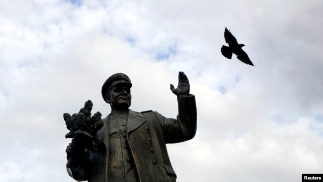 捷克首都布拉格，一只鸟飞过二战时期苏联指挥官伊万·斯特帕诺维奇·科涅夫的纪念碑（2019年9月12日）。