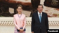 មេដឹកនាំមីយ៉ាន់ម៉ា​លោកស្រី​អង់សាន​ ស៊ូជី​ ថត​រូប​នៅ​ក្នុង​ជំនួប​មួយ​ជាមួយ​លោក​នាយករដ្ឋមន្រ្តី​ ហ៊ុន សែន​ នៅ​វិមាន​សន្តិភាព​ ក្នុង​ក្រុង​ភ្នំពេញ​ កាល​ពី​ព្រឹក​ថ្ងៃ​ទី​៣០ ខែ​មេសា ឆ្នាំ​២០១៩។​ (Facebook/Samdech Hun Sen, Cambodian Prime Minister)