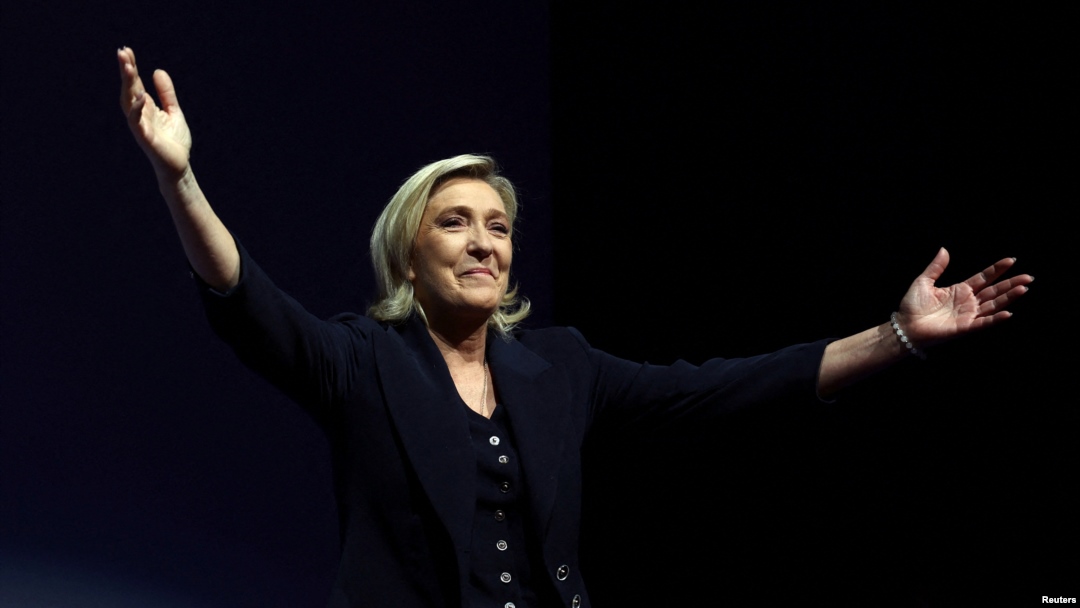 Marin Le Pen tokom obraćanja posle zatvaranja biračkih mesta i objavljivanja preliminarnih rezultata posle prvog kruga parlamentarnih izbora u Francuskoj (Foto: Reuters/Yves Herman)