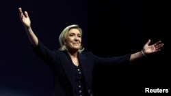 Marin Le Pen tokom obraćanja posle zatvaranja biračkih mesta i objavljivanja preliminarnih rezultata posle prvog kruga parlamentarnih izbora u Francuskoj (Foto: Reuters/Yves Herman)