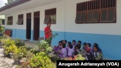 Suasana belajar mengajar di salah satu sekolah di Pulau Samosir, Danau Toba, Sumatera Utara. (Foto: VOA/Anugerah Adriansyah)