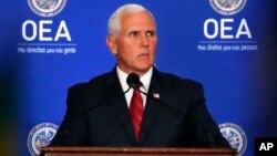 Wapres AS Mike Pence mengumumkan sanksi-sanksi baru terhadap Venezuela dalam pidato hari Senin (7/5).