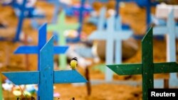 Enterrement de masse de personnes décédées de la maladie COVID-19, au cimetière Parque Taruma à Manaus, Brésil, 13 mai 2020. (REUTERS/Bruno Kelly)