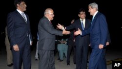 巴基斯坦官员欢迎抵达伊斯兰堡访问的美国国务卿克里
