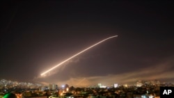 敘利亞防空部隊發射導彈回應美英法空襲（美聯社）