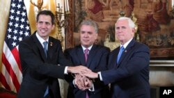 마이크 폼페오 미 국무장관(오른쪽), 후안 과이도 베네수엘라 국회의장(왼쪽), 이반 두케 콜롬비아 대통령이 25일 콜롬비아 수도 보고타에서 열린 '리마그룹' 회의에 참석했다. 