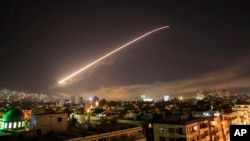 Nebo iznad Damaska obasjano raketnom paljbom dok SAD, Britanija i Francuska izvode napad ciljajući različite dijelove glavnog grada Sirije rano ujutro 14. aprila 2018.