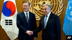 문재인 한국 대통령(왼쪽)이 24일 유엔본부에서 안토니우 구테흐스 유엔 사무총장을 만나 악수를 하고 있다.