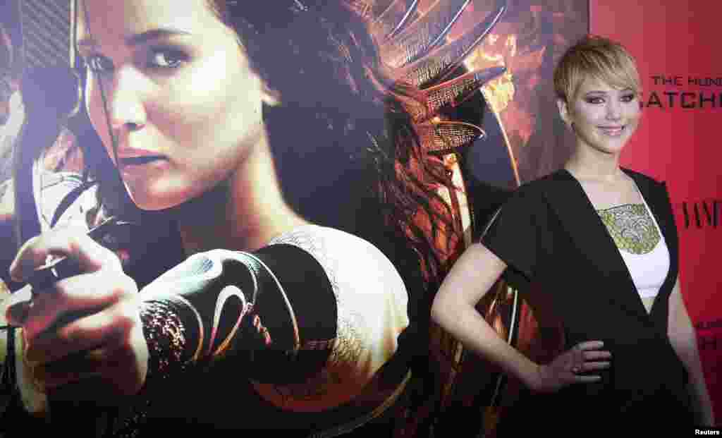 &nbsp;电影《饥饿游戏》（ The Hunger Games）的女主角詹妮弗&middot;劳伦斯（ Jennifer Lawrence ）出席该影片的纽约首映式（2013年11月30日）。2016年，她连续第二年成为福布斯全球片酬最高的女演员。福布斯杂志公布，劳伦斯这一年的收入是4600万美元，2016年26岁的詹妮弗&middot;劳伦斯的主要收入来自《饥饿游戏》终极篇以及即将推出的太空冒险片《乘客》的可观的预支费。
