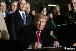 Президент США Дональд Трамп підписує закон про Оборонний бюджет на 2020 рік