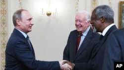 Russian President Vladimir Putin (L) greets former U.S. president Jimmy Carter and former U.N. secretary-general Kofi Annan (R) as he meets with members of the Elders group in the Novo-Ogaryovo residence outside Moscow, Russia, April 29, 2015.