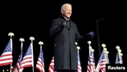 រូបឯកសារ៖ លោក Joe Biden បេក្ខជនប្រធានាធិបតីសហរដ្ឋអាមេរិកខាងគណបក្សប្រជាធិបតេយ្យ ញញឹម ខណៈឡើងថ្លែងសុន្ទរកថានៅលើវេទិកាមួយនៅទីក្រុង Pittsburgh រដ្ឋ Pennsylvania កាលពីថ្ងៃទី២ ខែវិច្ឆិកា ឆ្នាំ២០២០។