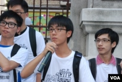 香港普教中學生關注組副主席、網名「郭奉孝」(中)，普教中是國民教育的其中一環，甚至用中國的教科書，將中國的愛國教育滲透到香港。（美國之音湯惠芸攝）